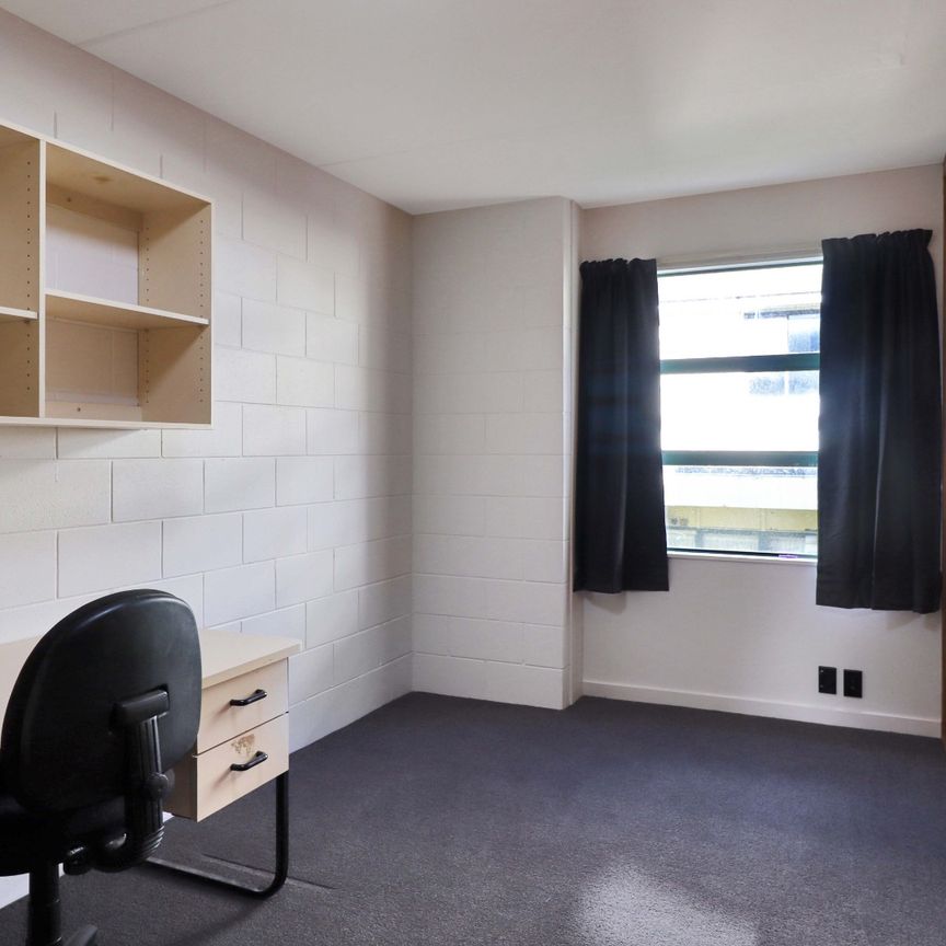 5 BEDROOM LIVING! - Photo 1