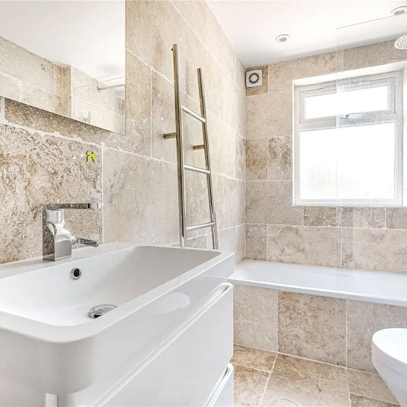 2 bedroom flat in Chiswick - Photo 1