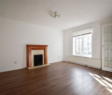 Well presented 3 bedroom mid-terrace house situated just to the sou... - Photo 2