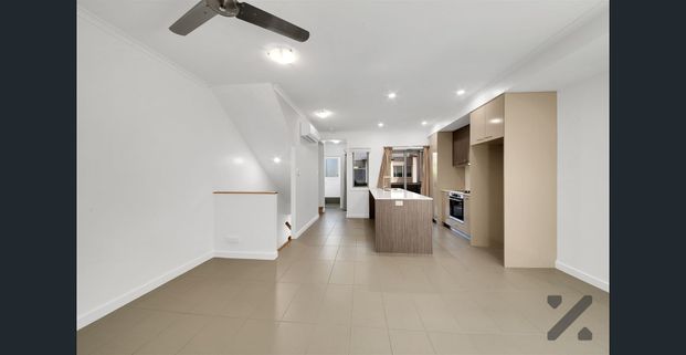 MODERN 3 STOREY TOWNHOUSE METRES FROM GLADSTONE HOSPITAL & CLOSE TO CBD! - Photo 1