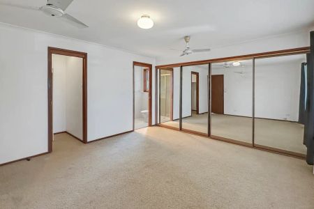 “Private & Spacious Townhouse Living in the Heart of Miranda” - Photo 2