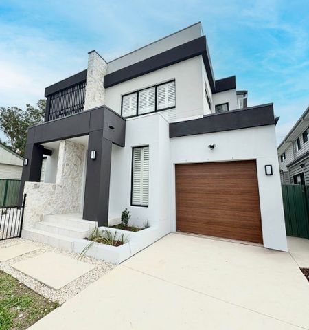 Brand New 5 Bedroom Located within Minutes to Penrith&excl; - Photo 3