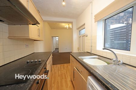 2 bed terraced house to rent in Anchor Road, Stoke-on-Trent, Staffordshire - Photo 2