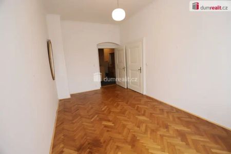 Prostorný slunný byt 4+1 ve třetím patře secesní cihlové budovy v centru Karlových Varů - Фото 4