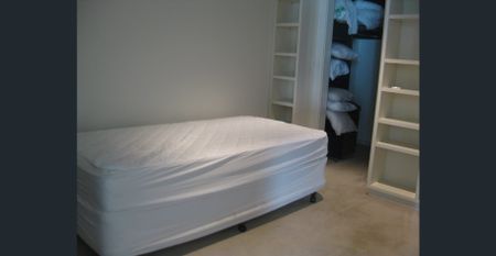 LIVE AT CONCEPT BLUE APARTMENTS BLUE TOWER FURNISHED TWO BEDROOM APARTMENT CLOSE TO ALL SHOPPING ,RMIT ACROSS THE STREET ,TRAMSTRAIN BUSES MOVE IN NOW - Photo 3