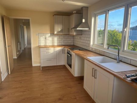 3 bedroom detached bungalow to rent - Photo 3