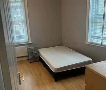 Room in a Shared Flat, Streatham High Road, SW16 - Photo 3