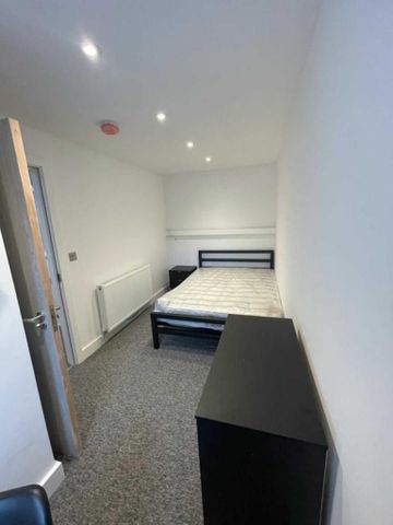 6 bedroom terraced house to rent - Photo 4