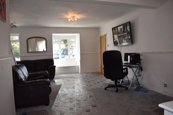 3 bedroom end of terrace house to rent - Photo 1