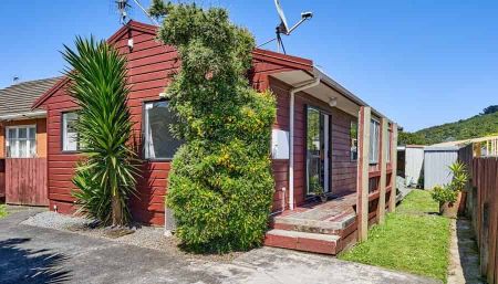 Charming 3BR Home in Taita, Hutt Valley - Photo 3
