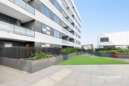 MODERN GROUND FLOOR APARTMENT WITH WRAP-AROUND COURTYARD - Photo 2