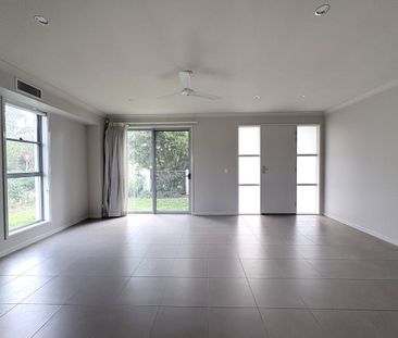 FRESHLY PAINTED & BRAND-NEW CARPETS - Simple and Modern Townhouse L... - Photo 2