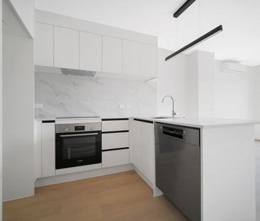 Stylish Living in a Scenic Titirangi Setting! - Photo 6