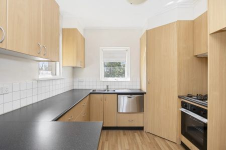 TWO BEDROOM IN QUIET BLOCK - Photo 2