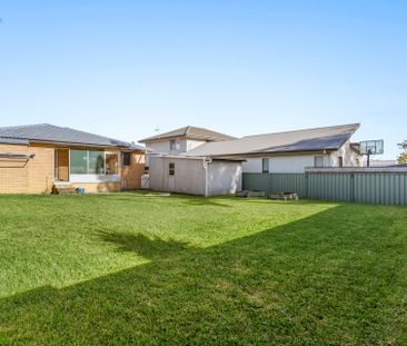 2 Bedroom Home with Large Backyard - Photo 5