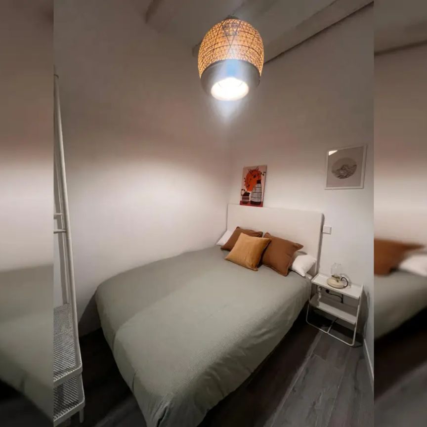Room in a shared 14-bedroom apartment for rent in el Gòtic, professionals and students. - Photo 1