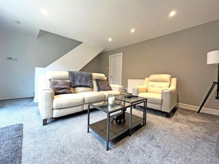 3 bedroom Semi-detached house to rent - Photo 2