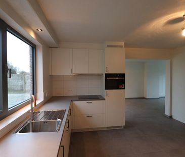 Gerenoveerde woning met 3 slaapkamers, terras met tuin en carport. - foto 3