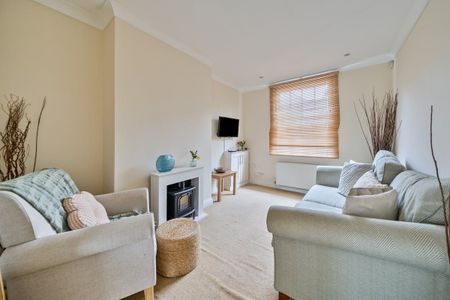 3 bedroom end of terrace house to rent - Photo 2