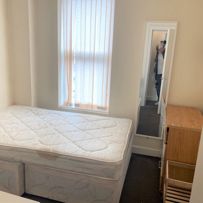 Royal Park Grove, Hyde Park, Leeds, LS6 1HQ - Photo 1