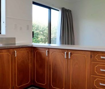 Private & Peaceful Living in the Heart of Otaki - Photo 4