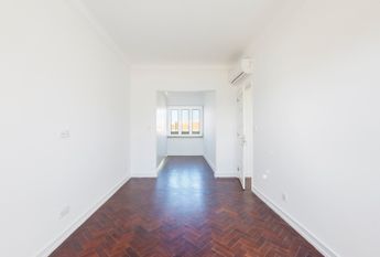 Apartamento T3 para arrendamento sem móveis na Av. Roma em Lisboa