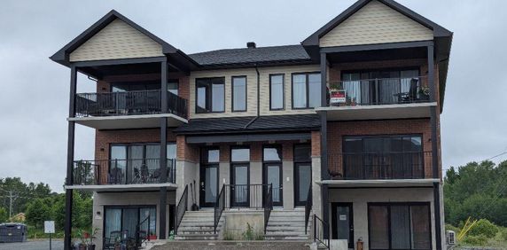 ** 1 MOIS GRATUIT ** GRAND 5½ LUXUEUX 2025 QUARTIER TRANQUILLE - Photo 2