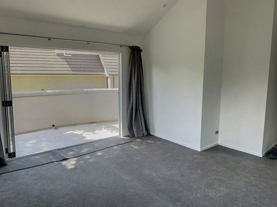 4 bedroom in heart of Mairangi Bay - Photo 1