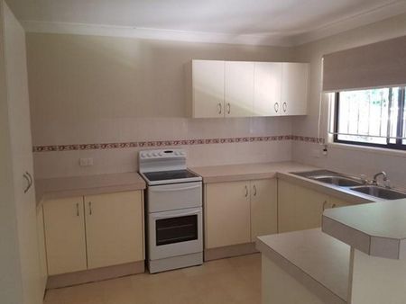 Spacious 3-Bedroom Home with Air Conditioning & Huge Yard - Photo 3