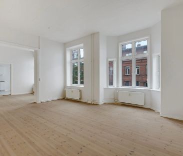 Lækker lejlighed med stuklofter og nyt køkken - Foto 1