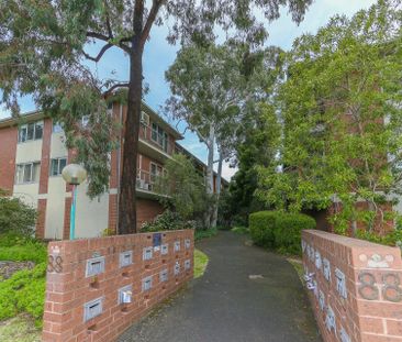 Prime location 2 bedroom apartment - Photo 3