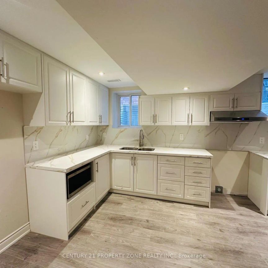 39 LAMPMAN CRESCENT - Photo 1