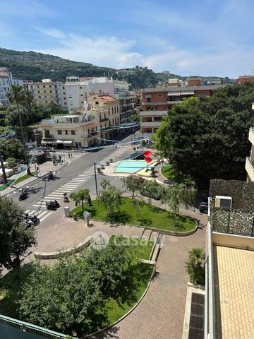 Quadrilocale in Affitto in Piazza Angelina Lauro a Sorrento - Foto 4