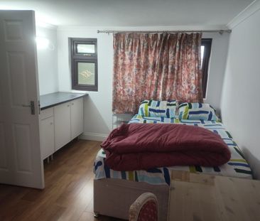 Room in a Shared House, Beaufort Gardens, IG1 - Photo 4