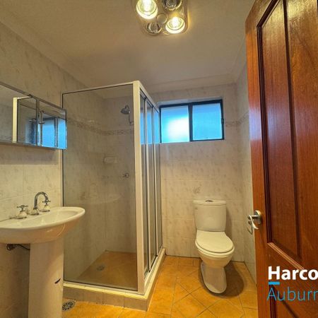 LARGE AND SPACIOUS 4 BEDROOM, 2 STORY HOUSE - Photo 3