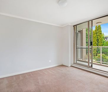 Sunny Large One Bedroom Apartment with Garage - Photo 6