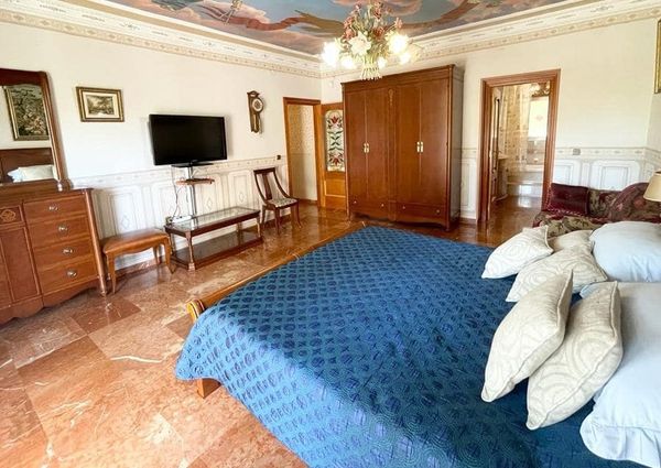 LONG TERM RENTAL. Spacious villa with 6 bedrooms for rent.