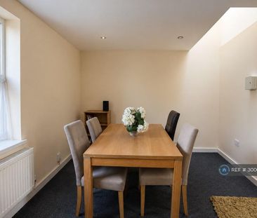 3 bedroom flat to rent - Photo 1