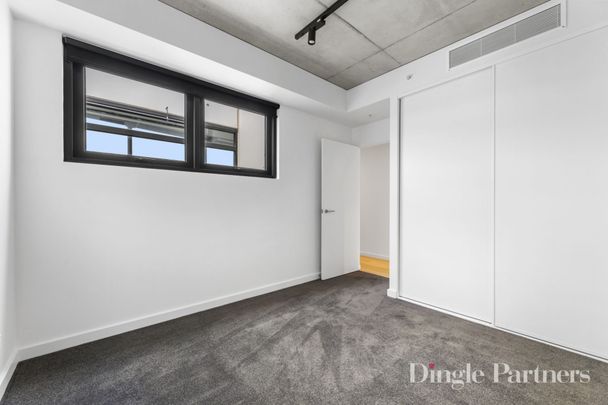 UNFURNISHED Modern Luxury One Bedroom Apartment! - Photo 1