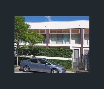 Rare townhouse in superior location - Photo 2