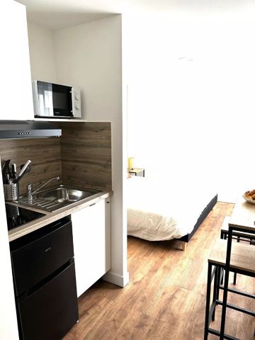 A LOUER TRES BEAU STUDIO MEUBLE NEUF EN PLEIN CENTRE VILLE ST QUENTIN 02100 - Photo 2