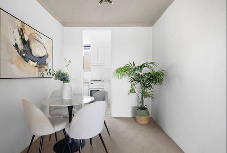 Stunning Waterfront Apartment with Panoramic Bay Views - Photo 4