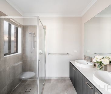 COMFORTABLE FAMILY HOME IN A CONVENIENT LOCATION! - Photo 3