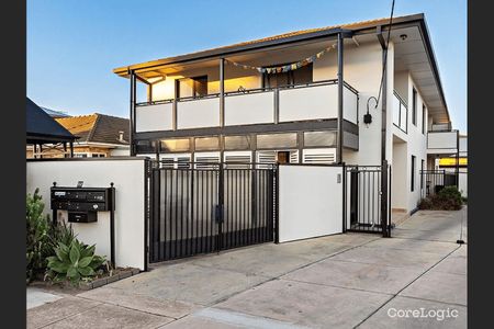 Stylish Beachside Apartment with Private Courtyard. - Photo 3