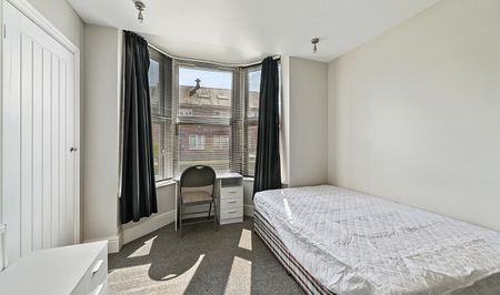 Modern & Spacious 5-Bed Ensuite Student House in Sheffield - Photo 5