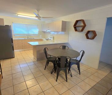 LOVELY, SECURE TWO BEDROOM DUPLEX – GREAT LOCATION – GARDENING INCL... - Photo 5