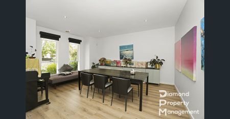 Spacious & Stylish Family Living in Prime Bayside Pocket - Photo 3