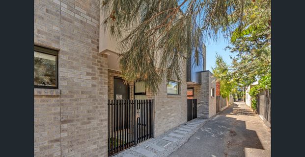 Stylish three-level townhouse in the heart of Abbotsford - Photo 1