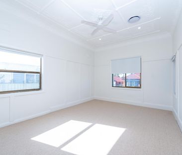 Elegantly transformed luxury residence with premium upgrades and so... - Photo 2