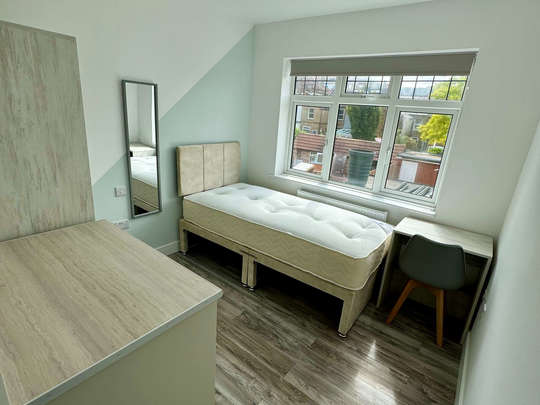 Modern Rooms with Private En-Suites – Just 5 Minutes from Watford General Hospital! - Photo 1